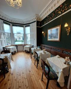 爱丁堡巴若尼之家的用餐室设有桌椅和窗户。