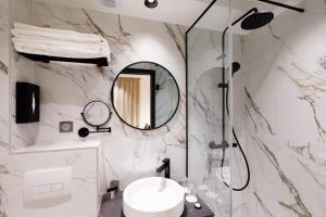 巴黎Star Champs-Elysées的一间带水槽和镜子的浴室