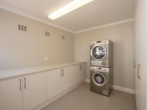 普利登堡湾Pansy Shell的洗衣房配有洗衣机和洗衣机