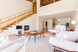 萨格里什Villas T3 com Jardim Vila Sagres的客厅配有白色家具和楼梯