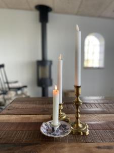 森讷堡Vibæk的木桌上放着两根蜡烛