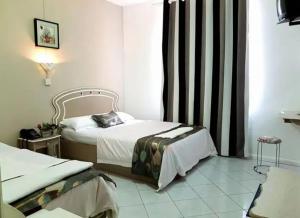 Roches BrunesEuro Vacances Guest House的酒店客房设有两张床和窗户。