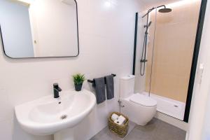 阿利坎特Koala Hostel的一间带水槽、卫生间和镜子的浴室