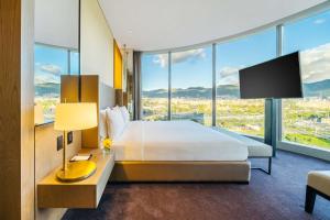 波哥大Grand Hyatt Bogota的酒店客房设有一张床和一个大窗户