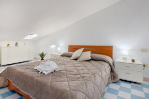 奥尔比亚L'appartamento di Giusi的一间卧室设有一张大床和两个床头柜