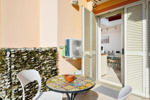 奥尔比亚L'appartamento di Giusi的一个带桌椅的庭院和一间厨房
