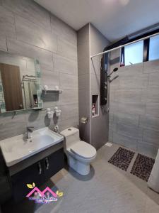 迪沙鲁Desaru Dhancell Executive Homestay All Bedrooms With NETFLIX的一间带卫生间和水槽的浴室