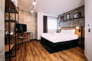 贝尔法斯特宜必思贝尔法斯特市中心酒店的配有一张床和一张书桌的酒店客房