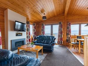 金罗斯Chalet Loch Leven Lodge 12 by Interhome的客厅配有沙发和桌子