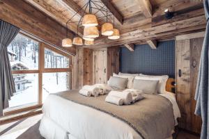 Le FornetMadame Vacances Chalet Atacama的一间卧室配有带3个枕头的床