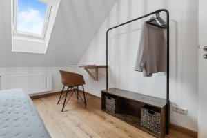 弗赖辛Casa Industrial: Design, Nespresso, Flughafennähe的卧室设有玻璃淋浴间和椅子