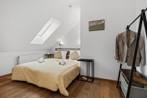 弗赖辛Casa Industrial: Design, Nespresso, Flughafennähe的一间白色墙壁的房间,卧室配有床铺