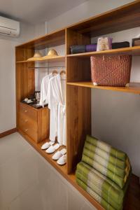 廊开Pimali Resort & Training Centre的衣柜配有木制架子、鞋子和绿色椅子