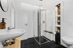 弗赖辛Casa Industrial: Design, Nespresso, Flughafennähe的一间带水槽和淋浴的浴室