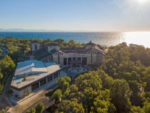 凯麦尔Amara Luxury Resort & Villas的享有湖景的大建筑的空中景致