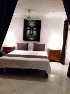 蓝梦岛Nusa Lembongan Villa Shambala的卧室配有一张面朝墙壁的床
