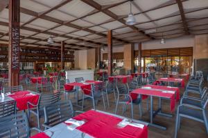 凯麦尔Amara Luxury Resort & Villas的一间空餐厅,配有红色的桌椅