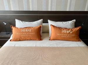 布宜诺斯艾利斯塞勒姆概念酒店的床上有两个橙色枕头