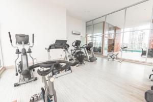 巴拿马城Boutique Apartments Panamá Coco del Mar的健身房设有跑步机,健身房提供健身自行车