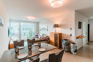 瓦瑟堡Poolhaus Bodensee ideal für Geschäftsreisende的用餐室以及带桌椅的起居室。