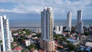 巴拿马城Boutique Apartments Panamá Coco del Mar的城市空中景观高楼