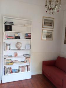 普罗旺斯艾克斯Hote-Aix-Centre-garage-piscine的客厅设有书架,书架上摆放着书籍