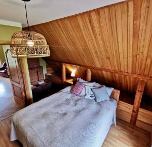 KaibalaKastaņas的一间卧室配有一张木墙床