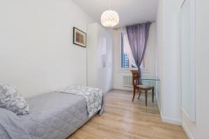 威尼斯里亚托桥豪华公寓的卧室配有1张床、1张桌子和1把椅子