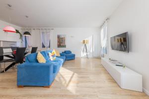 威尼斯里亚托桥豪华公寓的客厅配有蓝色的沙发和桌子