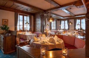 克洛斯特斯克洛斯特斯日星酒店的餐厅设有餐桌和白色桌布
