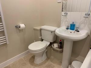 查茅斯Fernhill Retreat的白色的浴室设有卫生间和水槽。