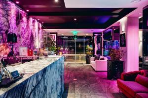 拉纳卡你好斯特里奥豪华酒店（仅限成人）的大堂设有紫色灯光酒吧