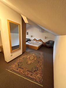 圣坎迪朵Hotel Brandl的一间卧室配有床、镜子和地毯