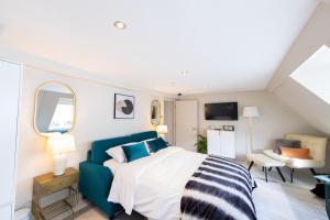 伦敦Haus of Mason的一间卧室配有一张蓝色沙发的床