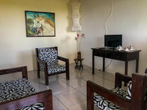 伊塔马拉卡Villa Velha Flats的客厅配有桌子、椅子和桌子