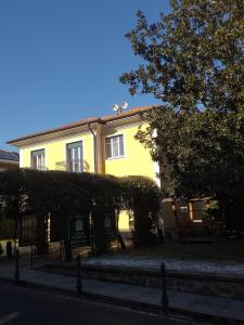 内比乌诺Casa Patrone appartamento Luigi的前面有 ⁇ 形的黄色房子