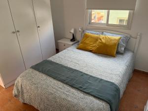 阿布里斯Estudio Las Algas的一间卧室配有一张黄色枕头的床