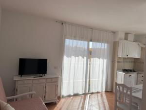 阿布里斯Estudio Las Algas的客厅设有大窗户和电视