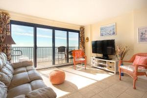 默特尔比奇Sunset Coral的带沙发和平面电视的客厅