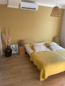 弗雷瑞斯Villa Junna的一间卧室配有一张黄色毯子床