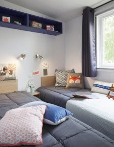 维琪奥港Vacances en Chalet ou Mobil-home chez Camp'in Pirellu的一间卧室设有两张床和窗户。