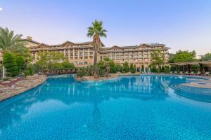 凯麦尔Amara Luxury Resort & Villas的酒店前方的大型游泳池