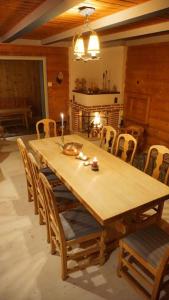 SæbøMoonvalley Lodge - stort & koselig hus - Måndalen的带壁炉的客房内的一张木桌和椅子