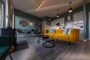 波特里Silverwood Waternish的客厅配有黄色的沙发和桌子