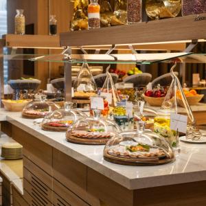 巴库InterContinental Baku, an IHG Hotel的包含多种不同食物的自助餐