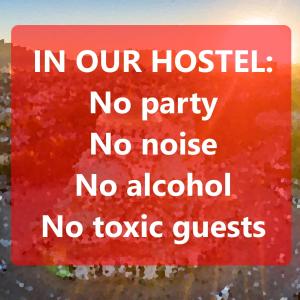 索非亚"No party & Many rules" Hostel N1的在医院里读到的红色标志 无党派 没有噪音 无酒精中毒