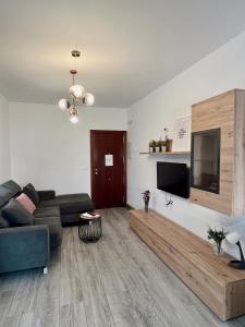 隆达Apartamentos - Naranja的带沙发和平面电视的客厅