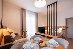 切尔尼杜尔Resort Aurum Residence A的客厅配有桌子和沙发