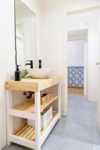 塞图巴尔Casa St Yves - Sunny flat in Setúbal on Av Luisa Todi的一间带水槽和镜子的浴室