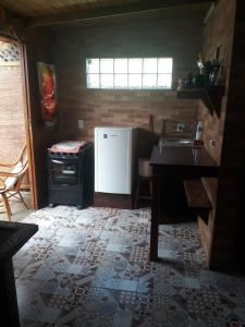 瓜尔达恩巴Morada da Hortensia的厨房配有白色冰箱和炉灶。